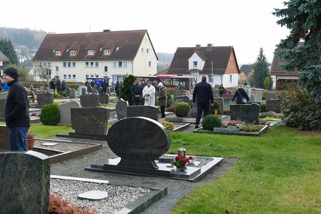 Gräbersegnung in Bad Emstal/Sand